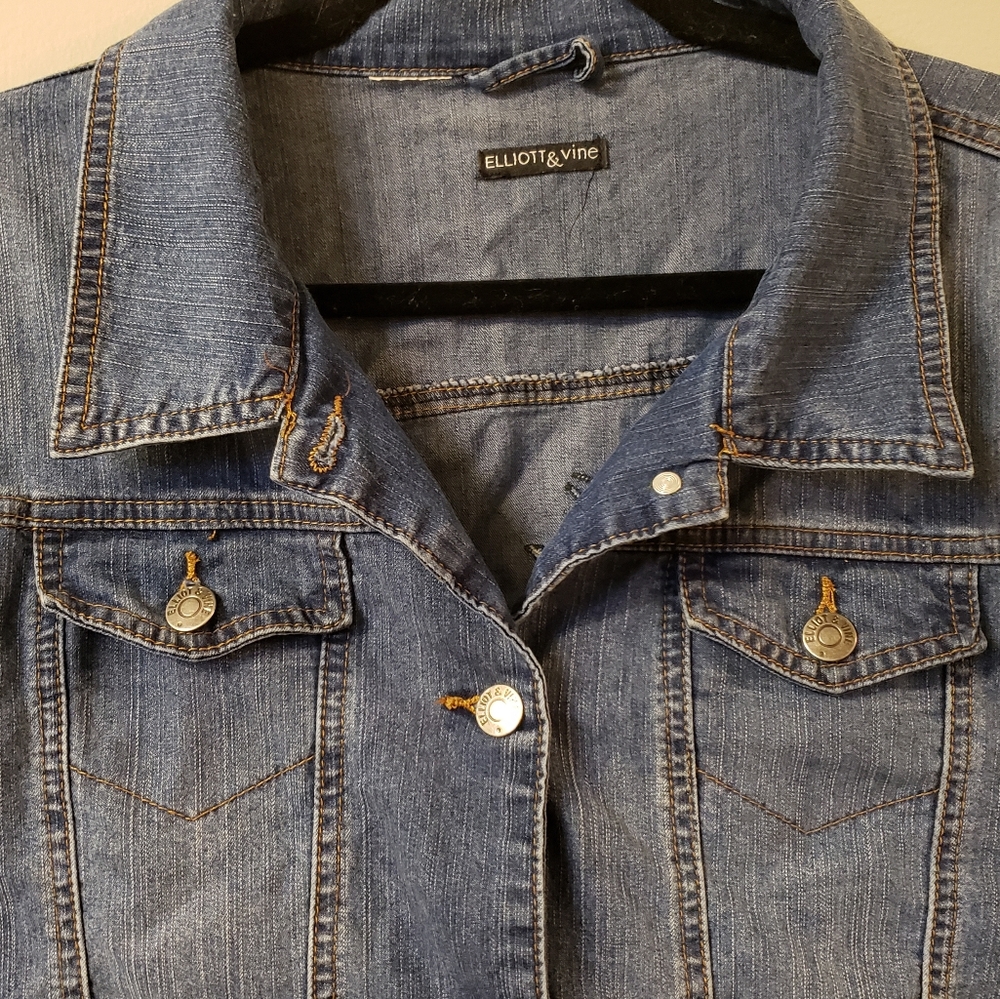 Jean jacket with floral detail - Picture 4 of 5